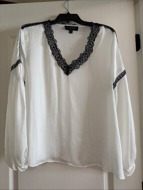 Laundry By Shelli Segal White Blouse with Black Lace Trim V‑Neck